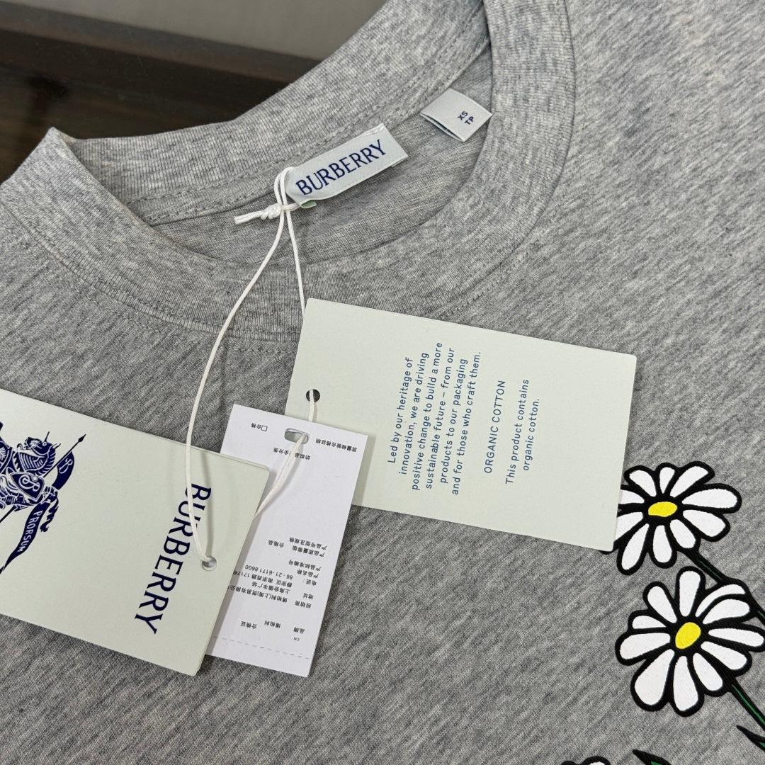Latest short sleeved round neck T-shirt