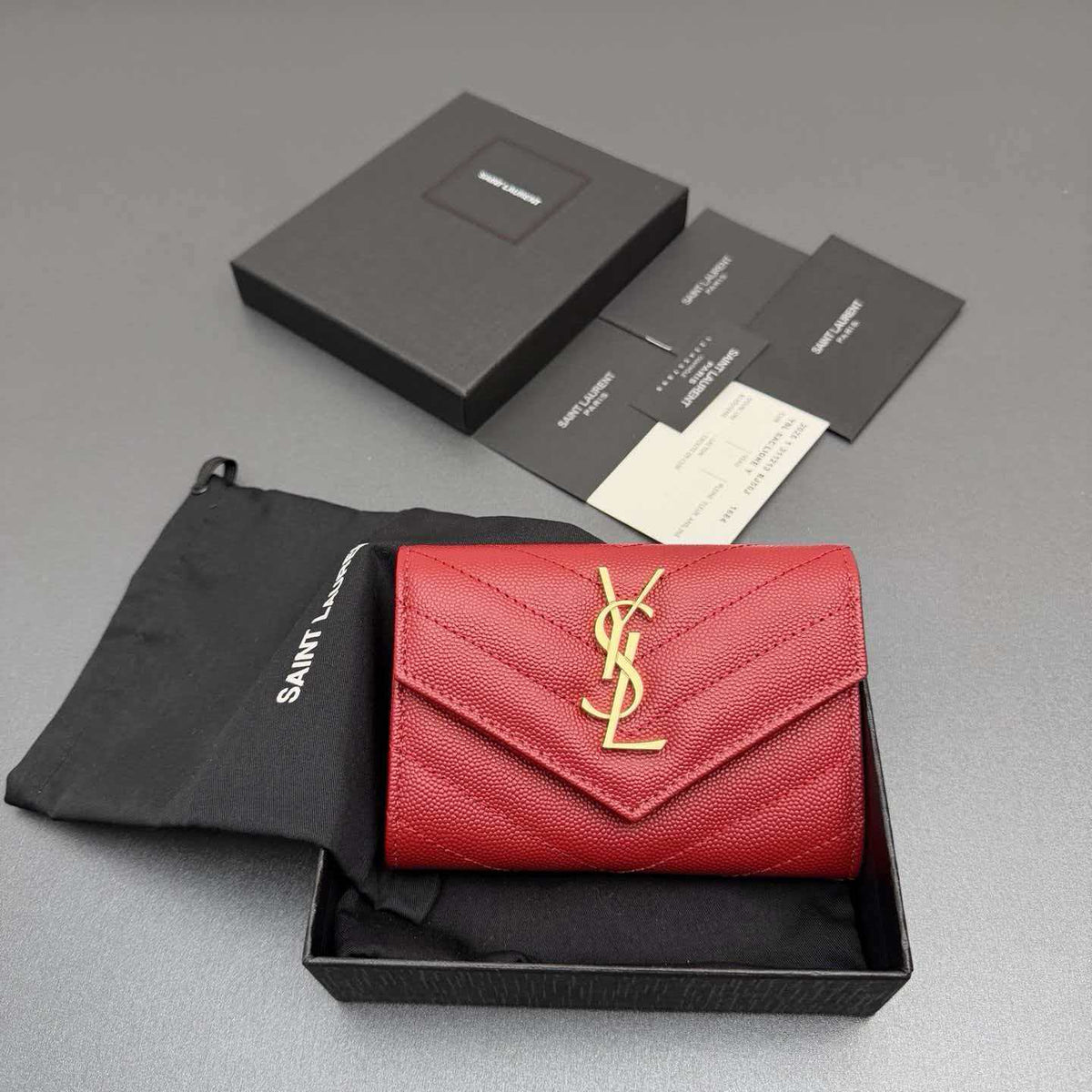 Short grain embossed leather three fold short bag