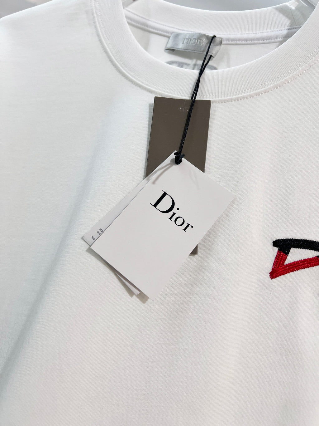 Embroidered bee letter short sleeved shirt