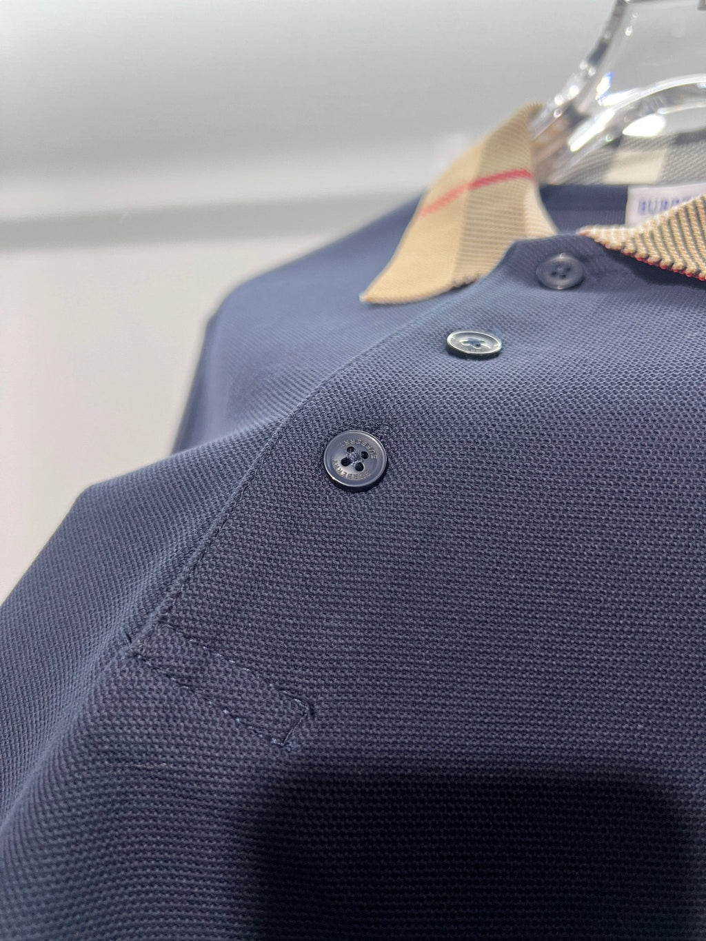 Minimally spliced contrasting plaid collar with letter polo shirt