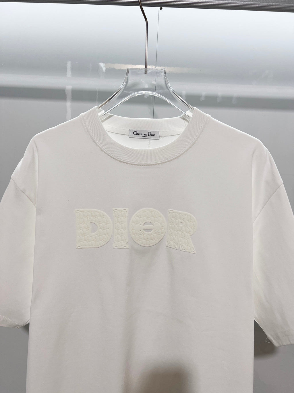 Solid color three-dimensional raised offset letter round neck T-shirt