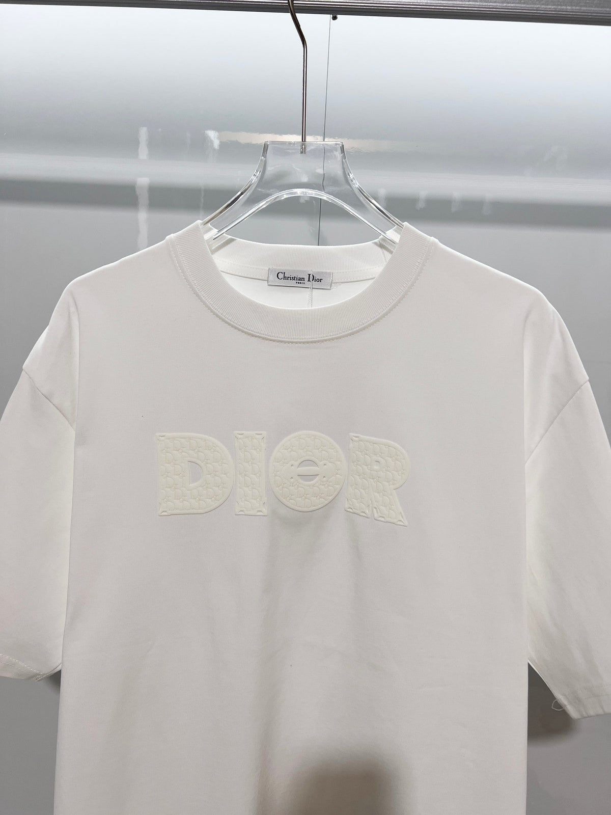 Solid color three-dimensional raised offset letter round neck T-shirt