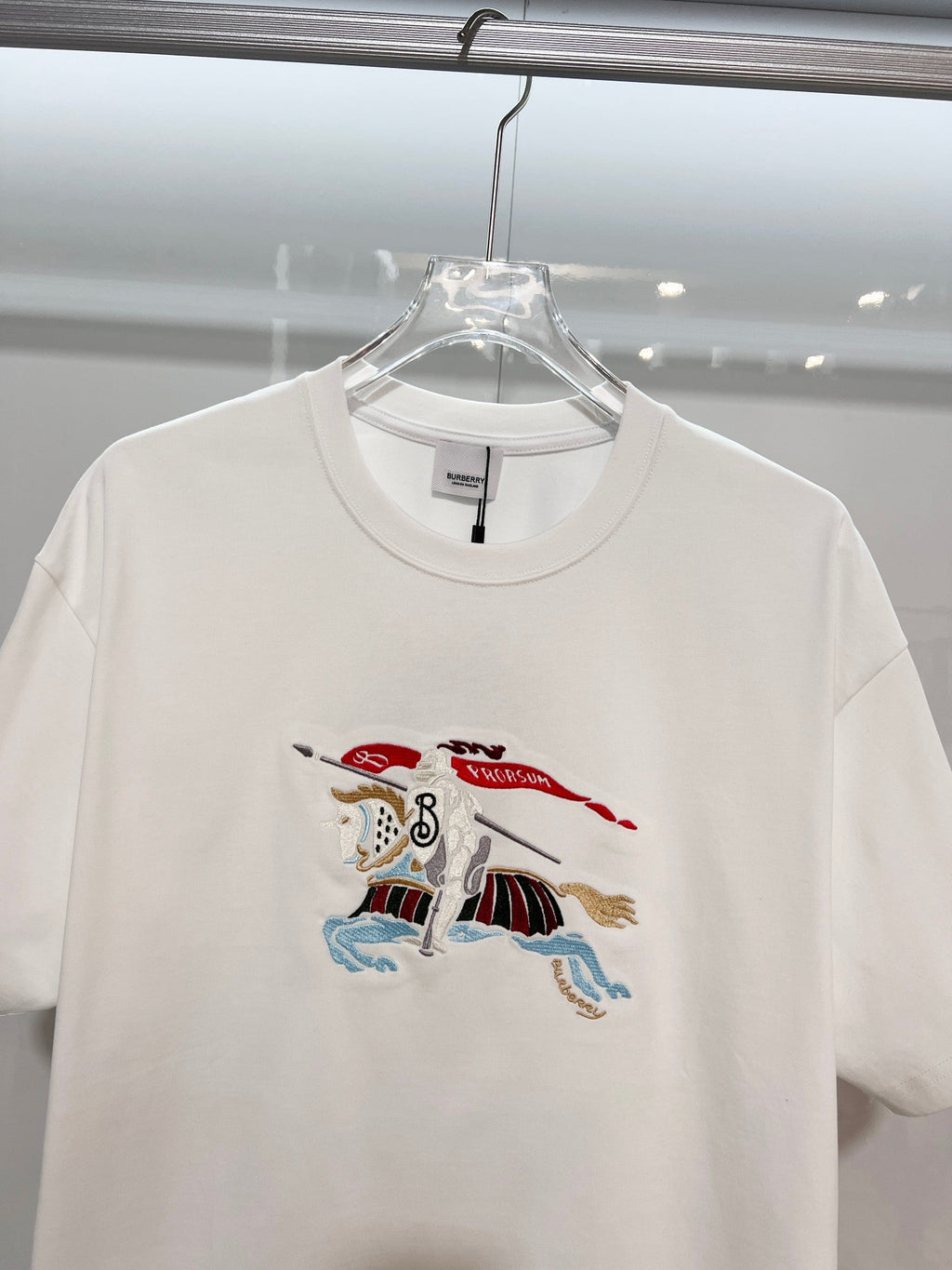 New color blocked ten thousand needle embroidered letter short sleeved shirt