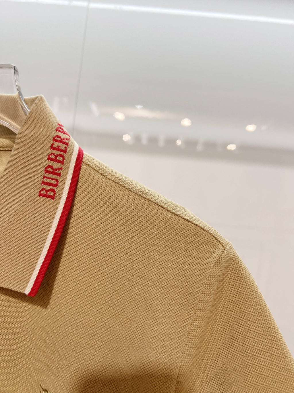 Color blocked flat machine collar with dark embroidery letters polo shirt
