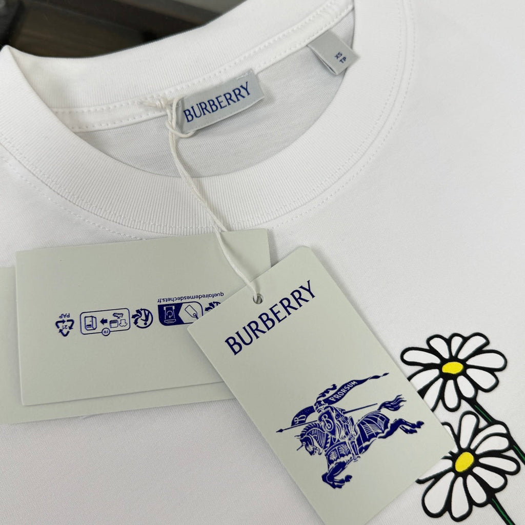 Latest short sleeved round neck T-shirt