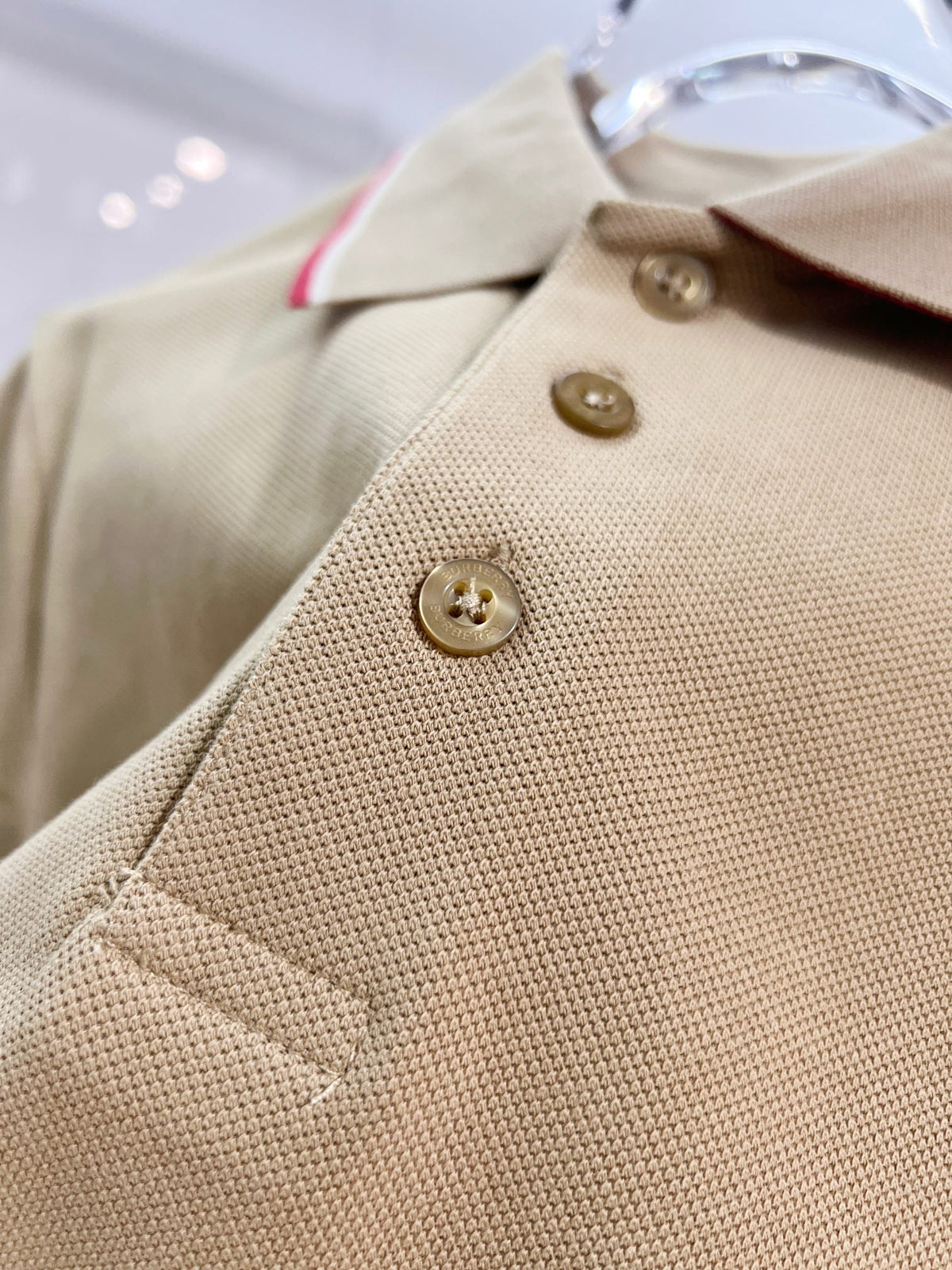 Color blocked flat machine collar with dark embroidery letters polo shirt