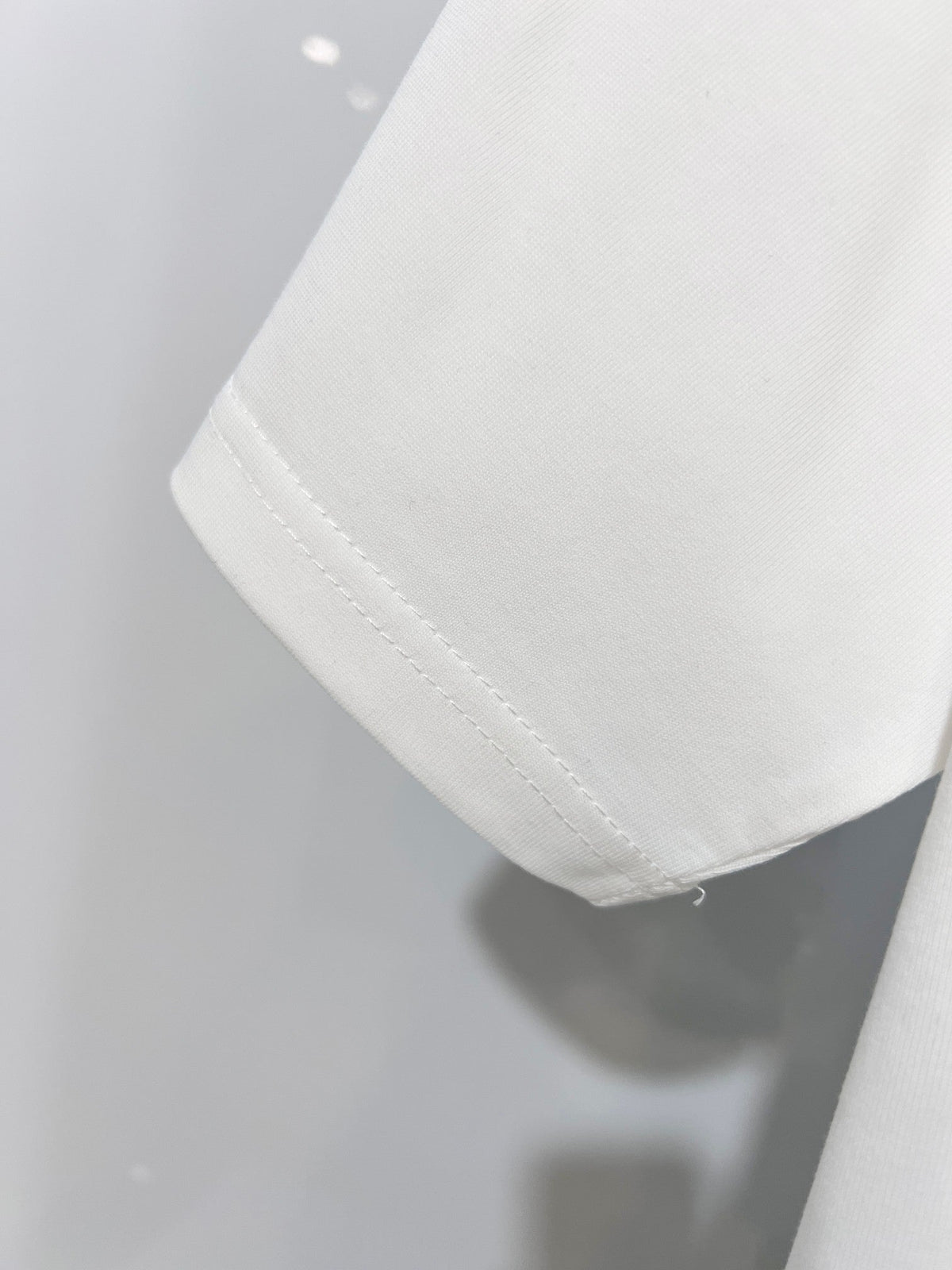 Minimally contrasting offset printed letter round neck T-shirt