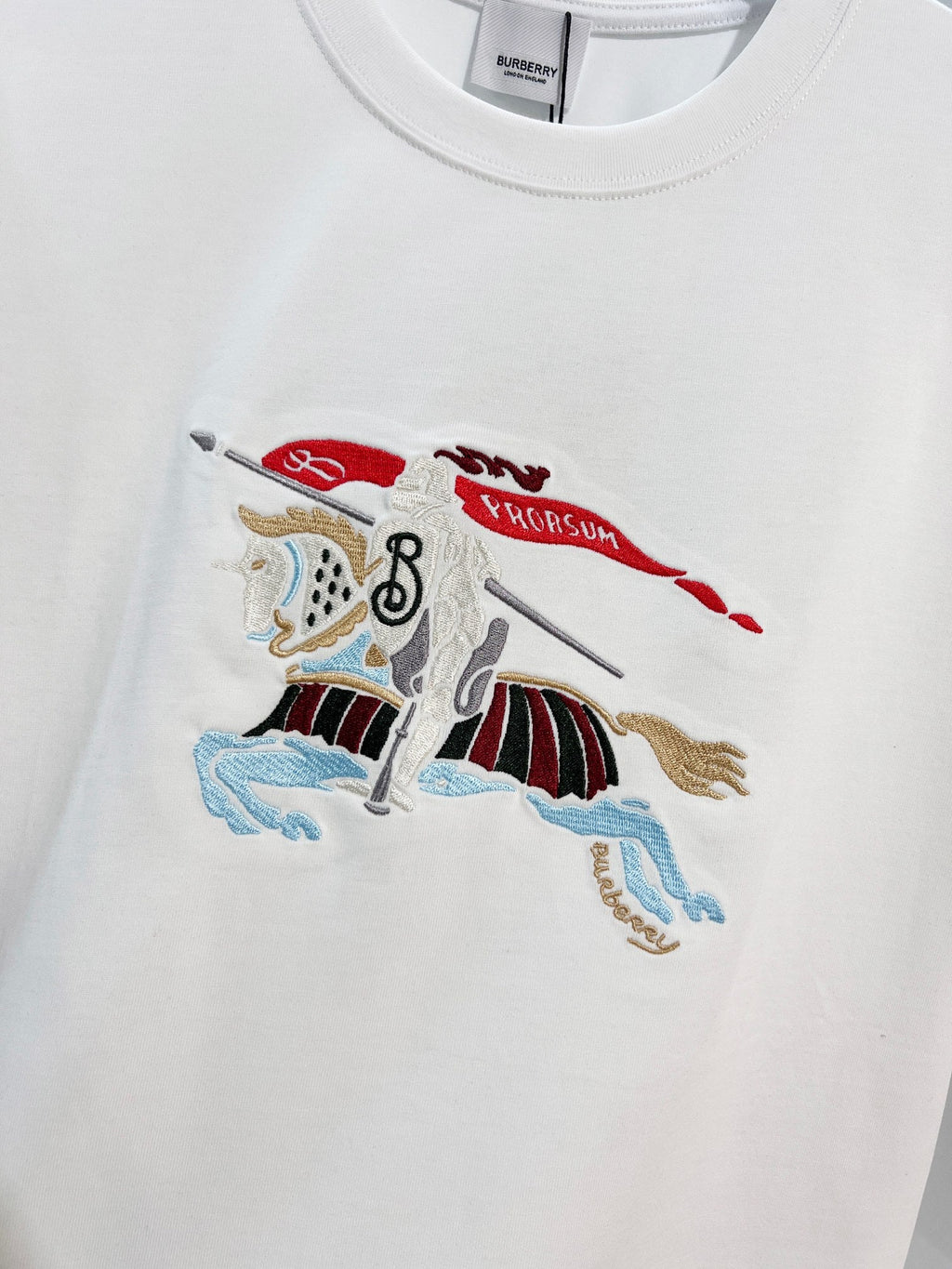New color blocked ten thousand needle embroidered letter short sleeved shirt