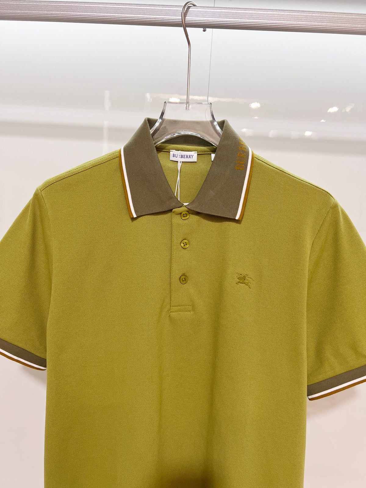 Color blocked flat machine collar with dark embroidery letters polo shirt