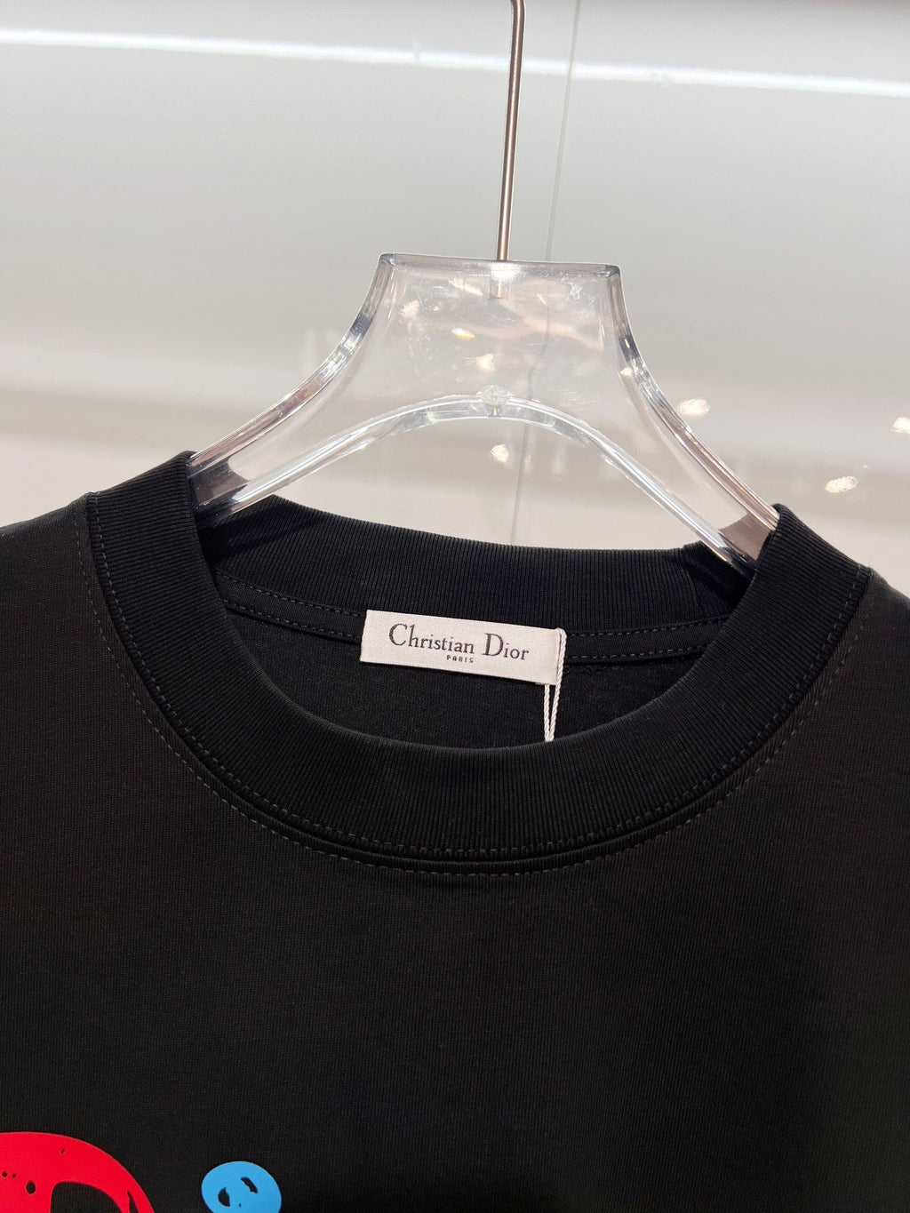 Minimally contrasting offset printed letter round neck T-shirt