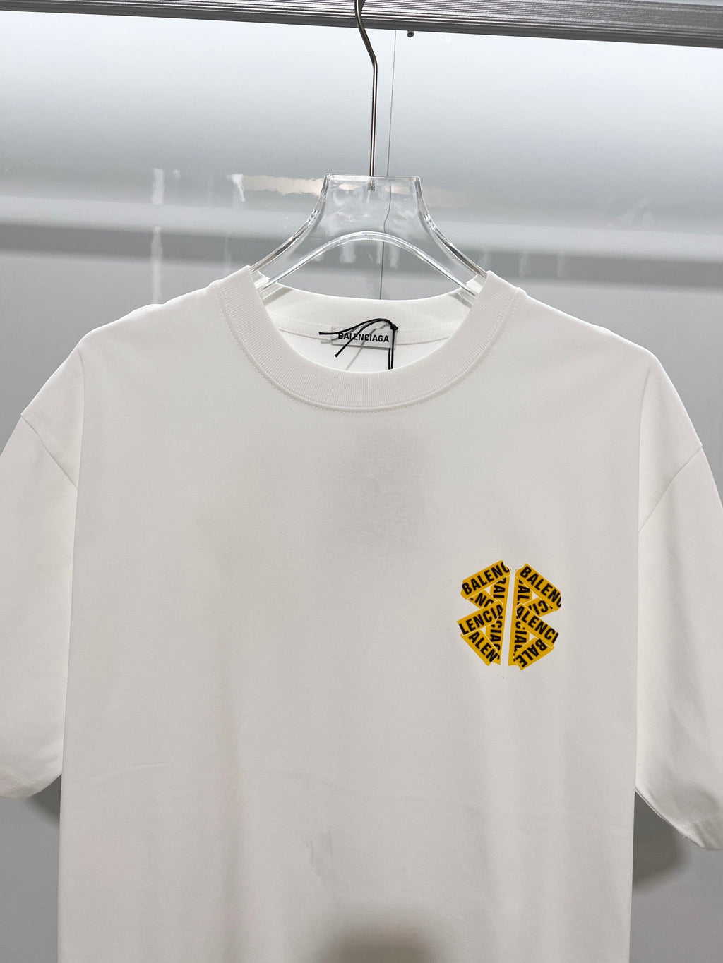 Chest patch splicing yellow adhesive tape offset letter round neck T-shirt