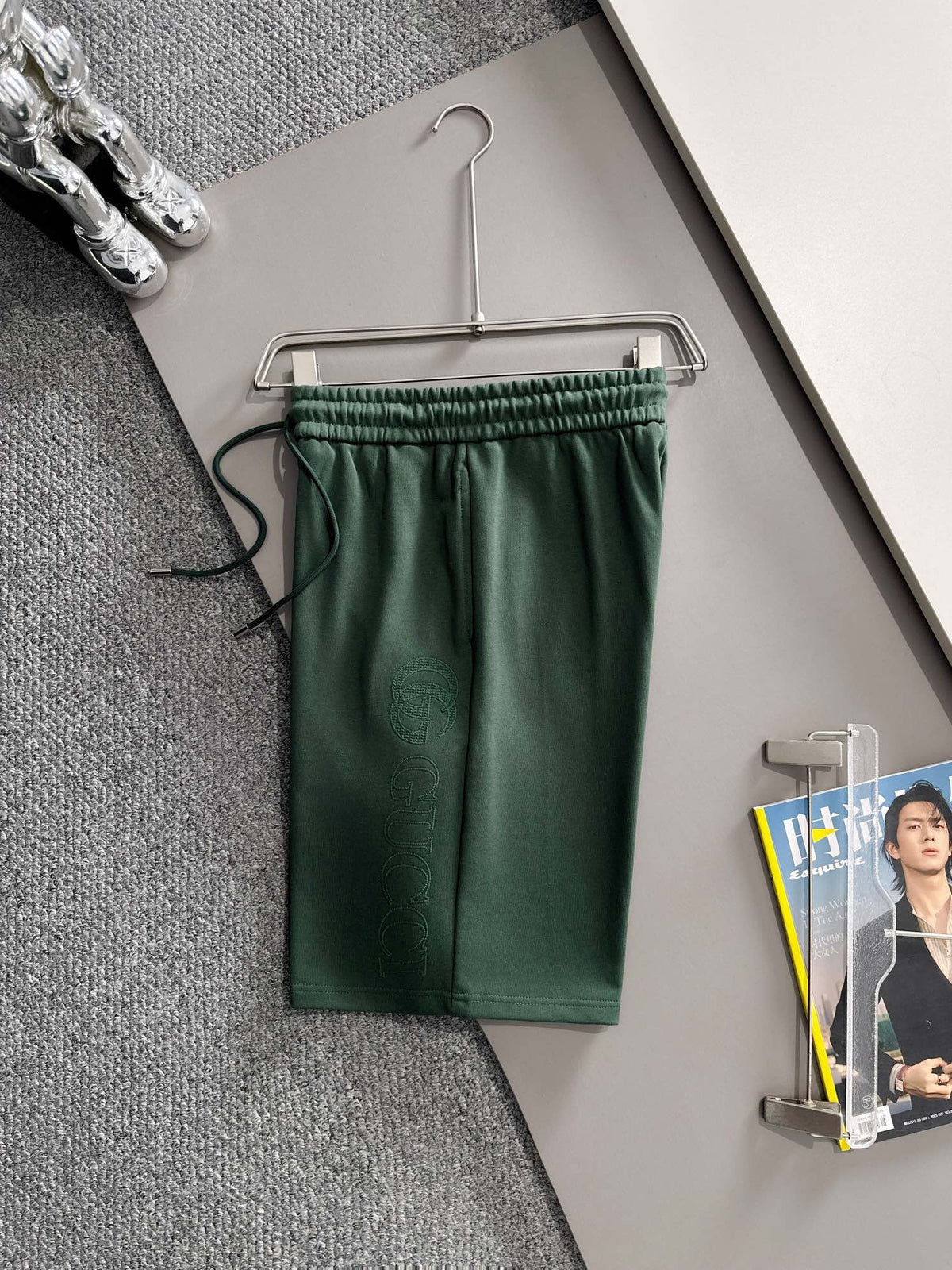 Front grain embroidered logo casual shorts