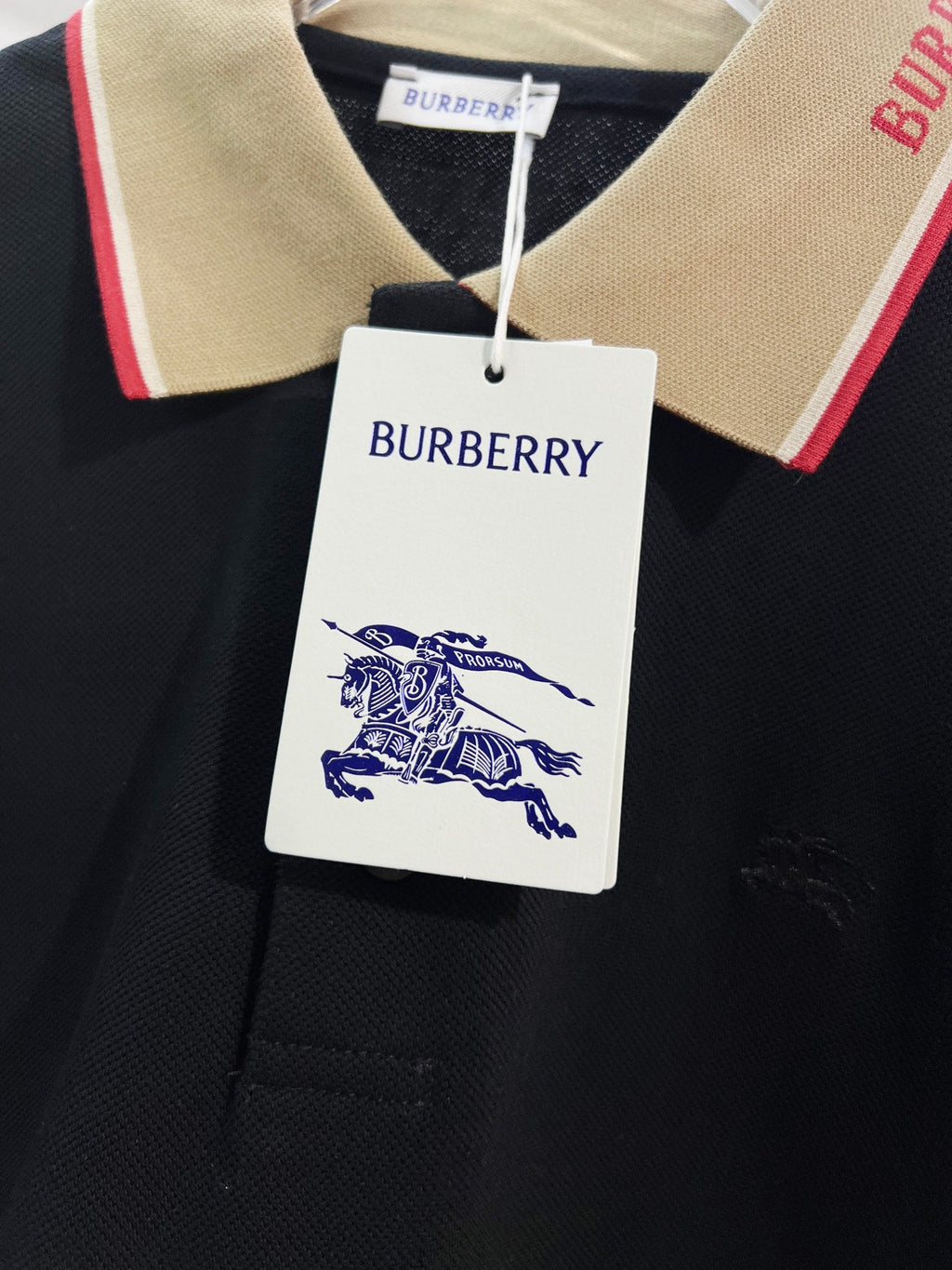 Color blocked flat machine collar with dark embroidery letters polo shirt