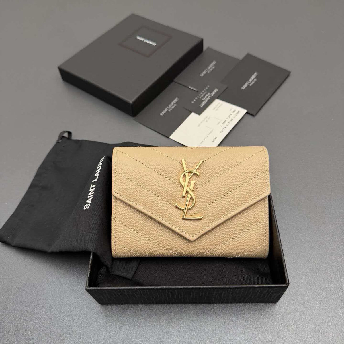 Short grain embossed leather three fold short bag