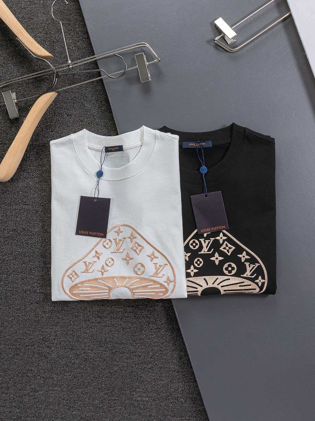 Mushroom on the chest 🍄 inlaid 🪡 Embroidered logo round neck short sleeved T-shirt