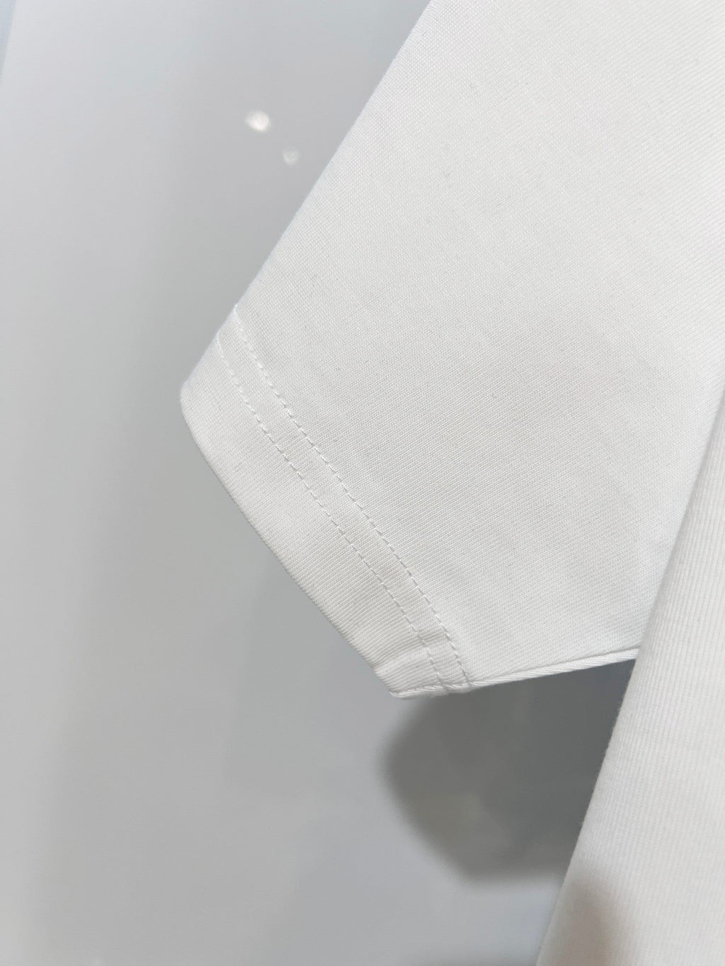 New Color blocked Ten Thousand Needle Embroidered Bee Letter Short Sleeve