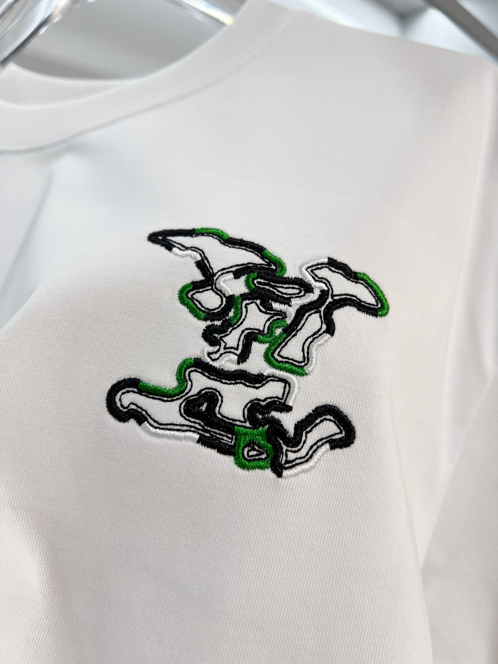 Front and back color blocked embroidered T-shirt with ten thousand stitches