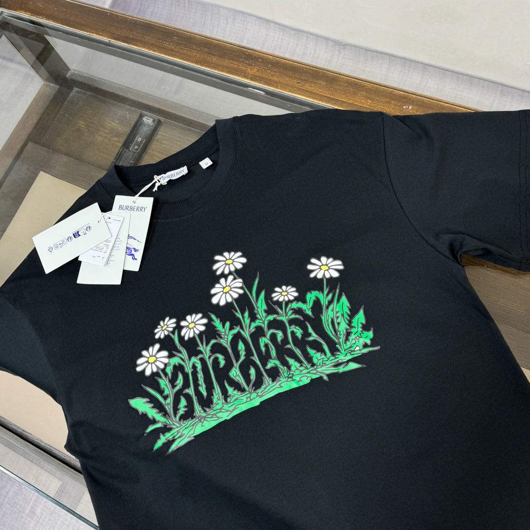 Latest short sleeved round neck T-shirt