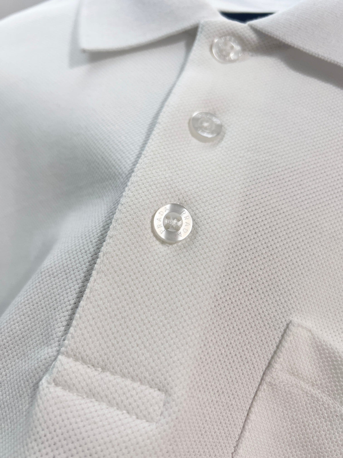 Chest pocket with metal triangle logo, leather seal, letter polo shirt