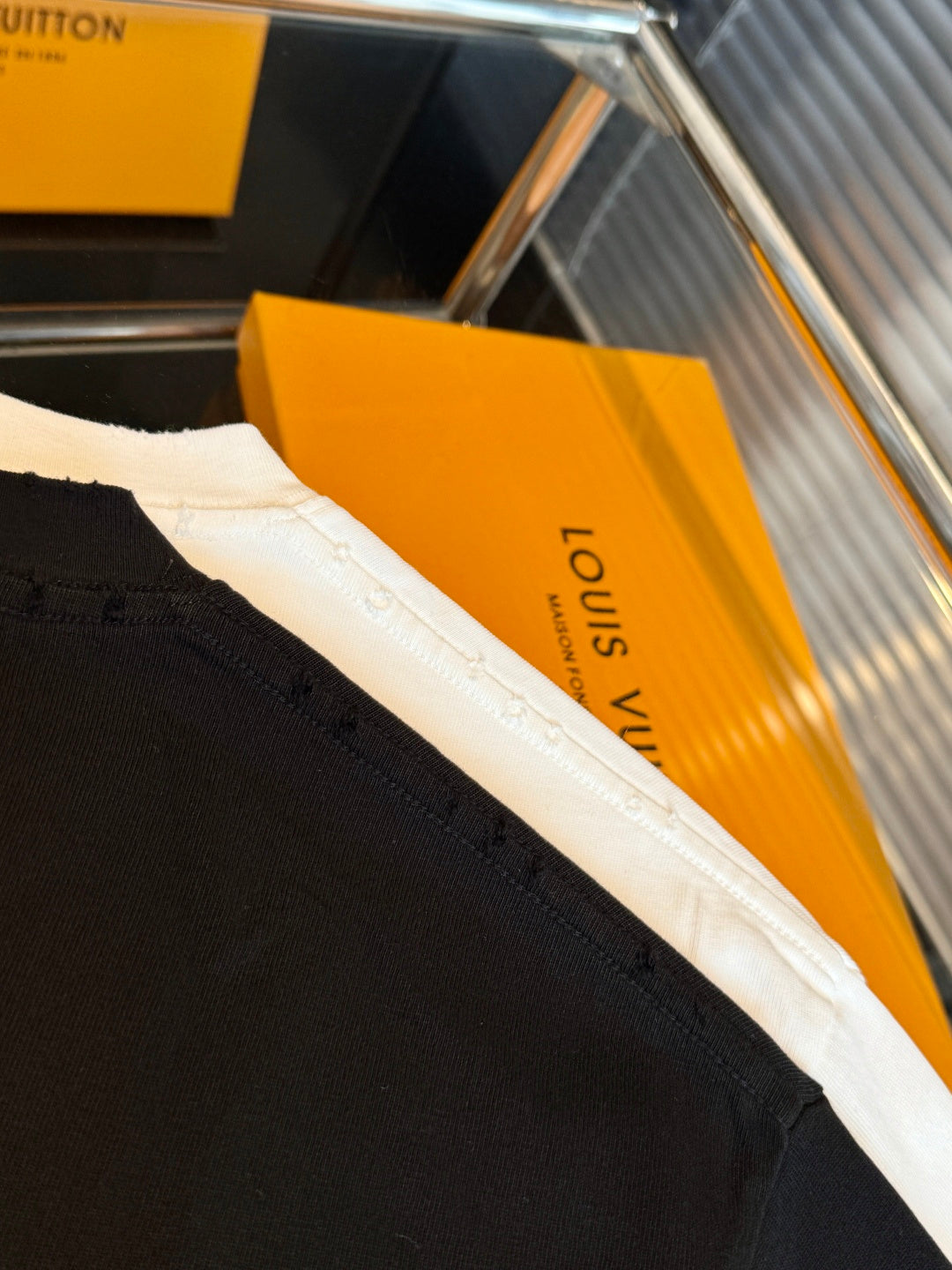 Embroidered short sleeves with lettering and floral logo