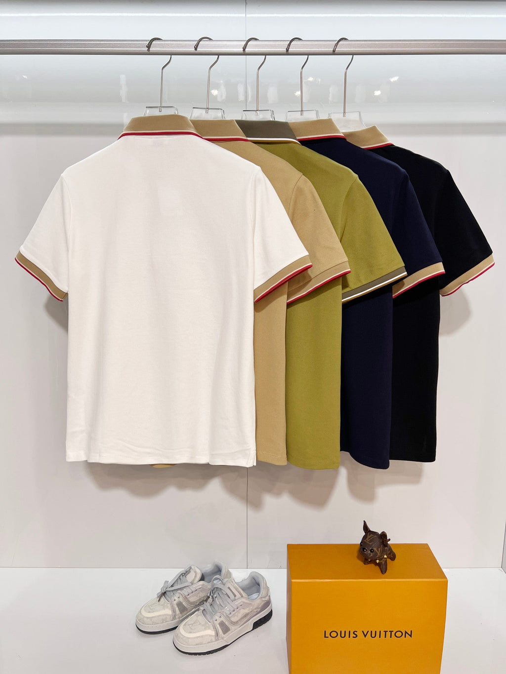 Color blocked flat machine collar with dark embroidery letters polo shirt