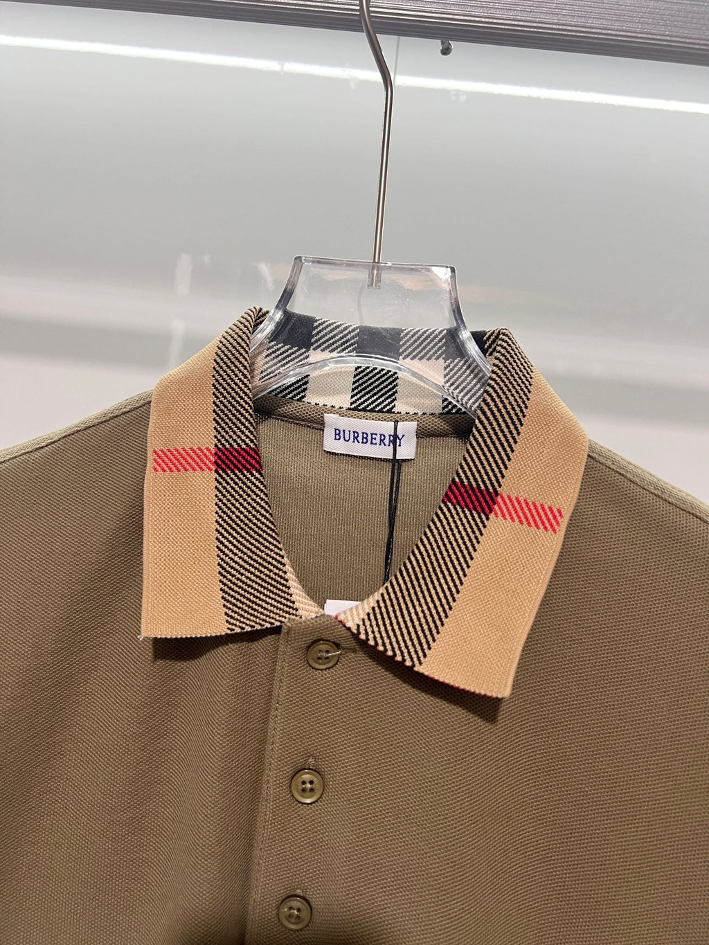 Minimally spliced contrasting plaid collar with letter polo shirt