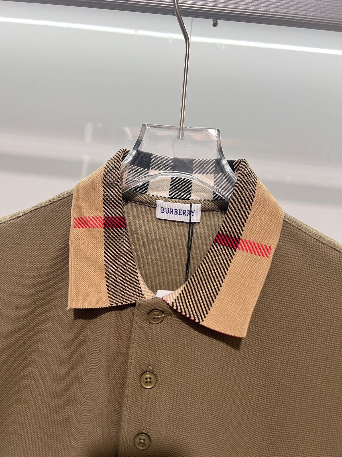 Minimally spliced contrasting plaid collar with letter polo shirt