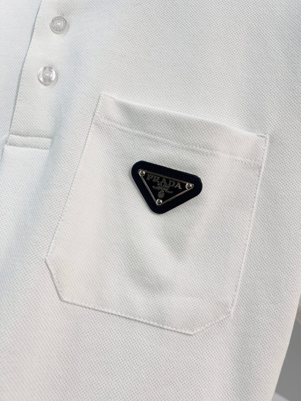 Chest pocket with metal triangle logo, leather seal, letter polo shirt