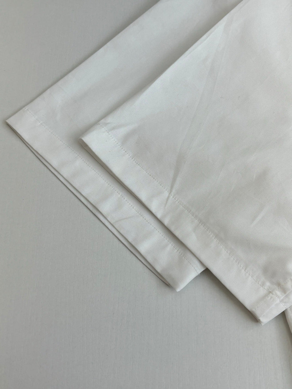 The embossed pocket lapel short sleeved shirt