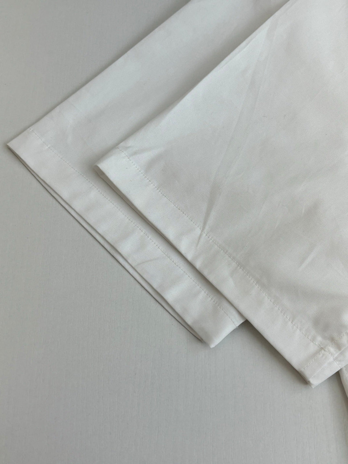 The embossed pocket lapel short sleeved shirt