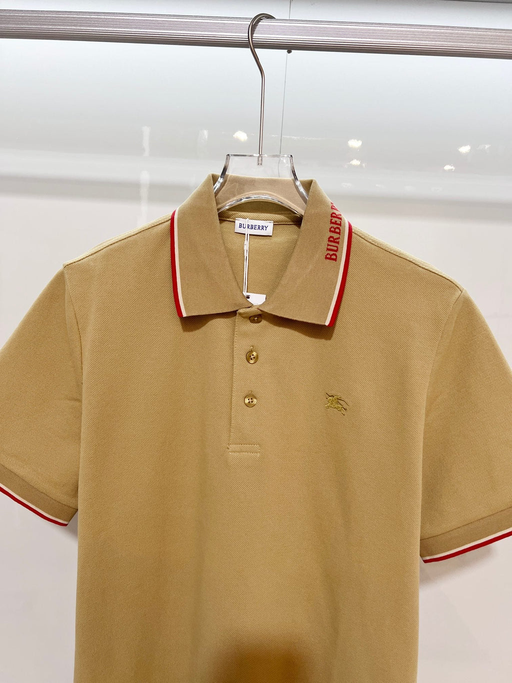 Color blocked flat machine collar with dark embroidery letters polo shirt
