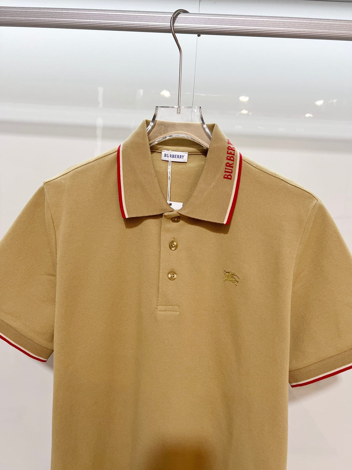 Color blocked flat machine collar with dark embroidery letters polo shirt