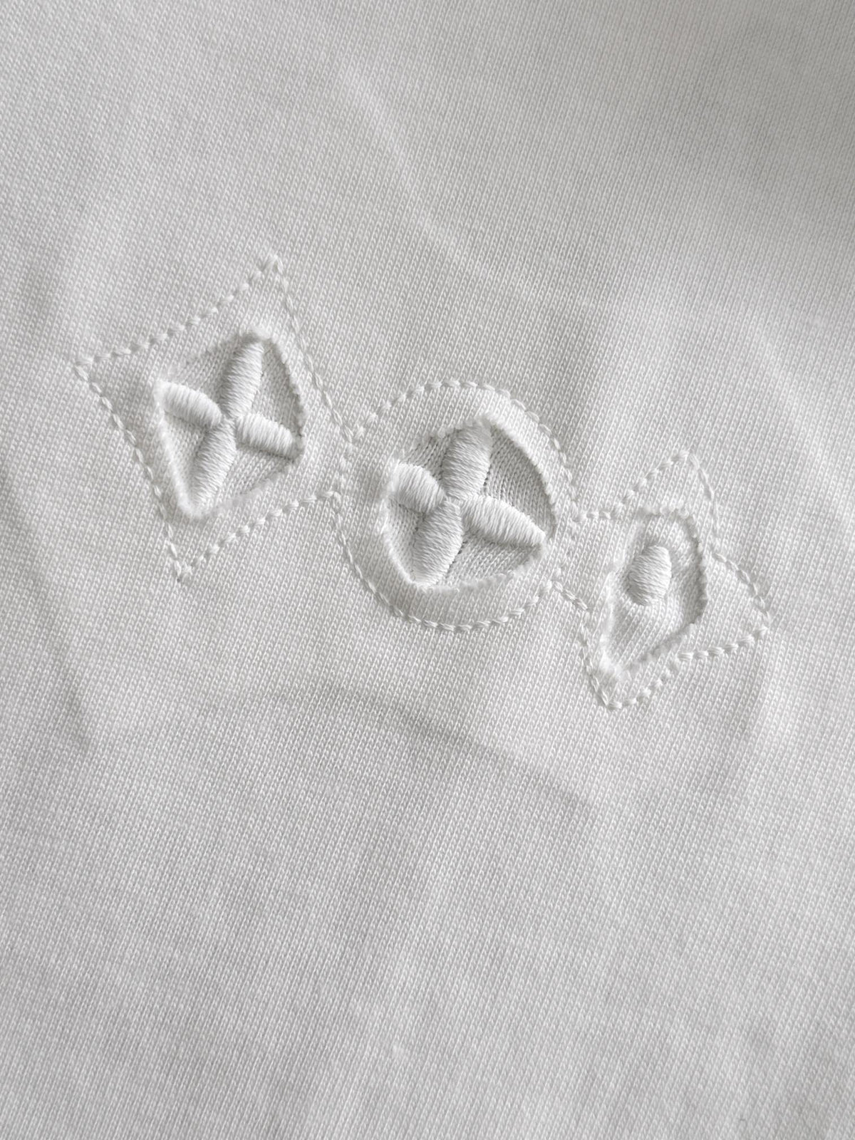 Damaged patchwork embroidered clover letter logo short sleeved t-shirt