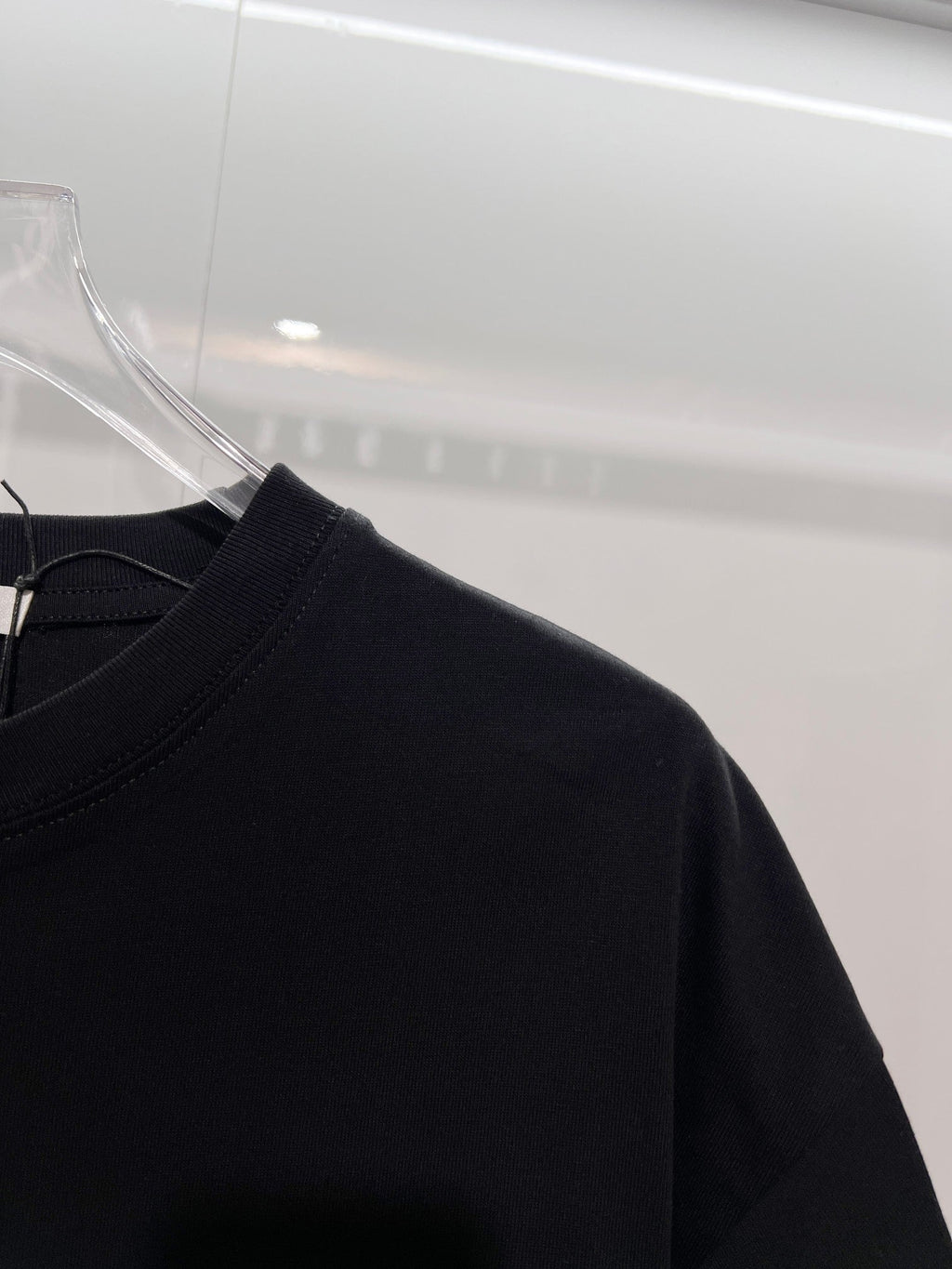 Color blocked M offset letter round neck T-shirt