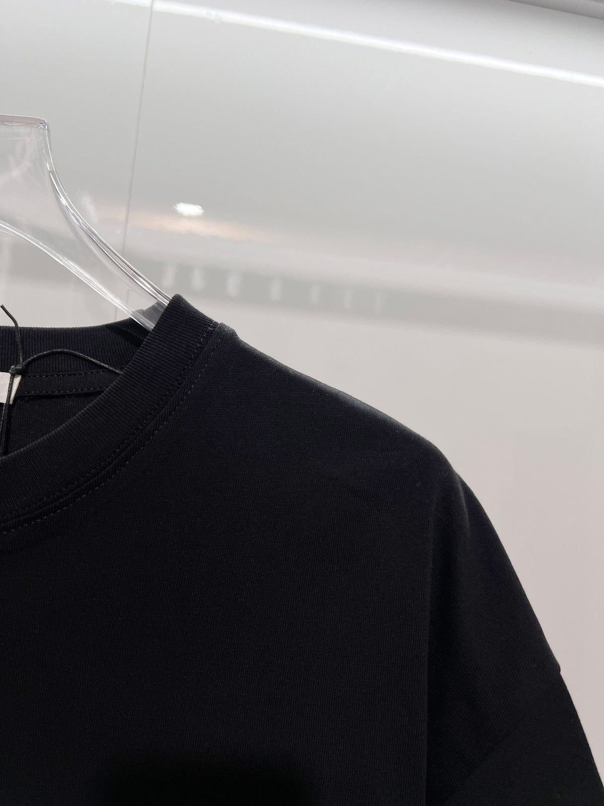 Color blocked M offset letter round neck T-shirt