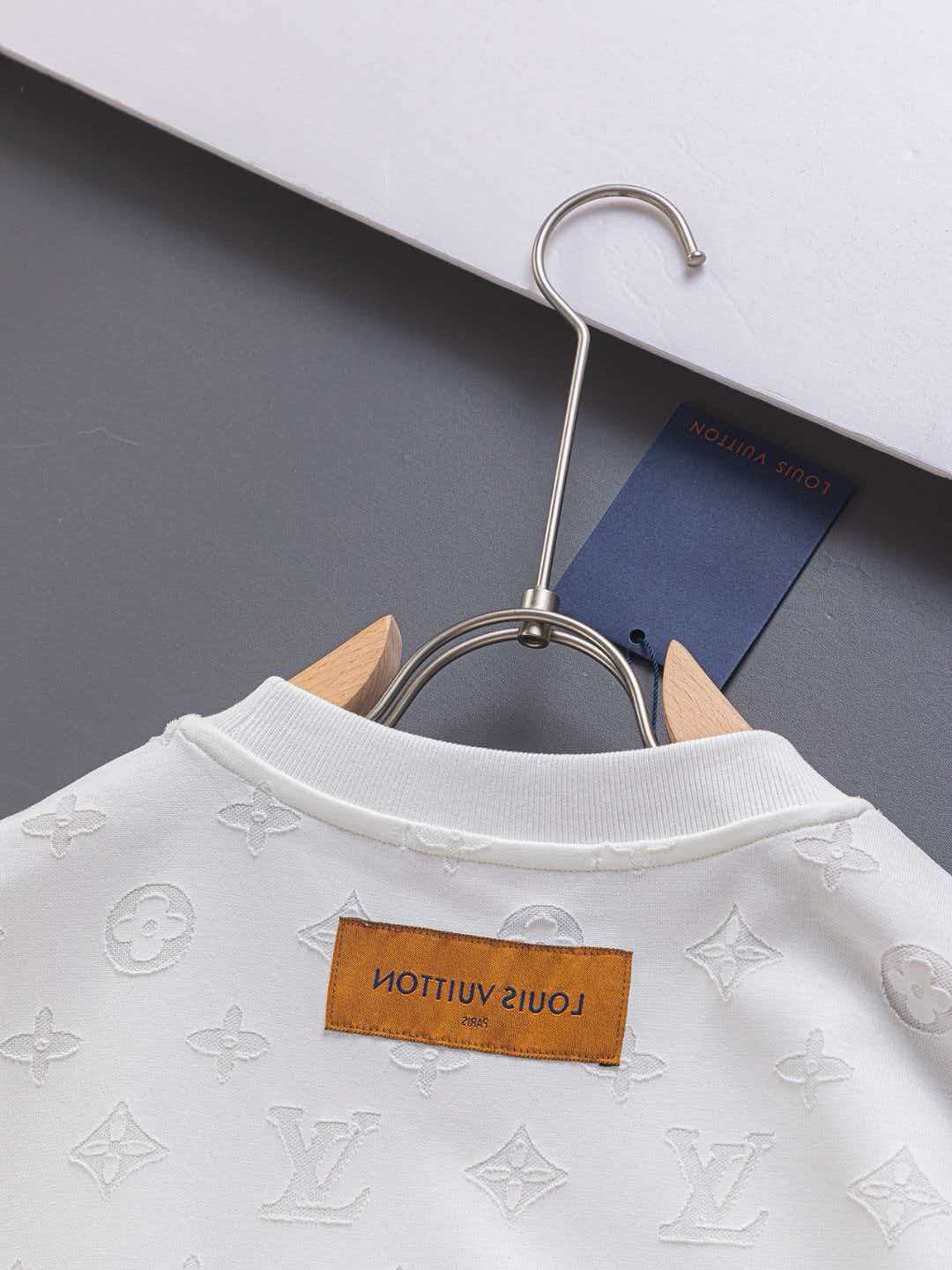 Full cut burnt letters short sleeved slightly wide
