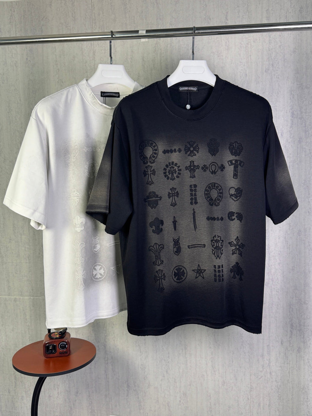 Burnt flower sticker embroidered round neck short sleeved T-shirt