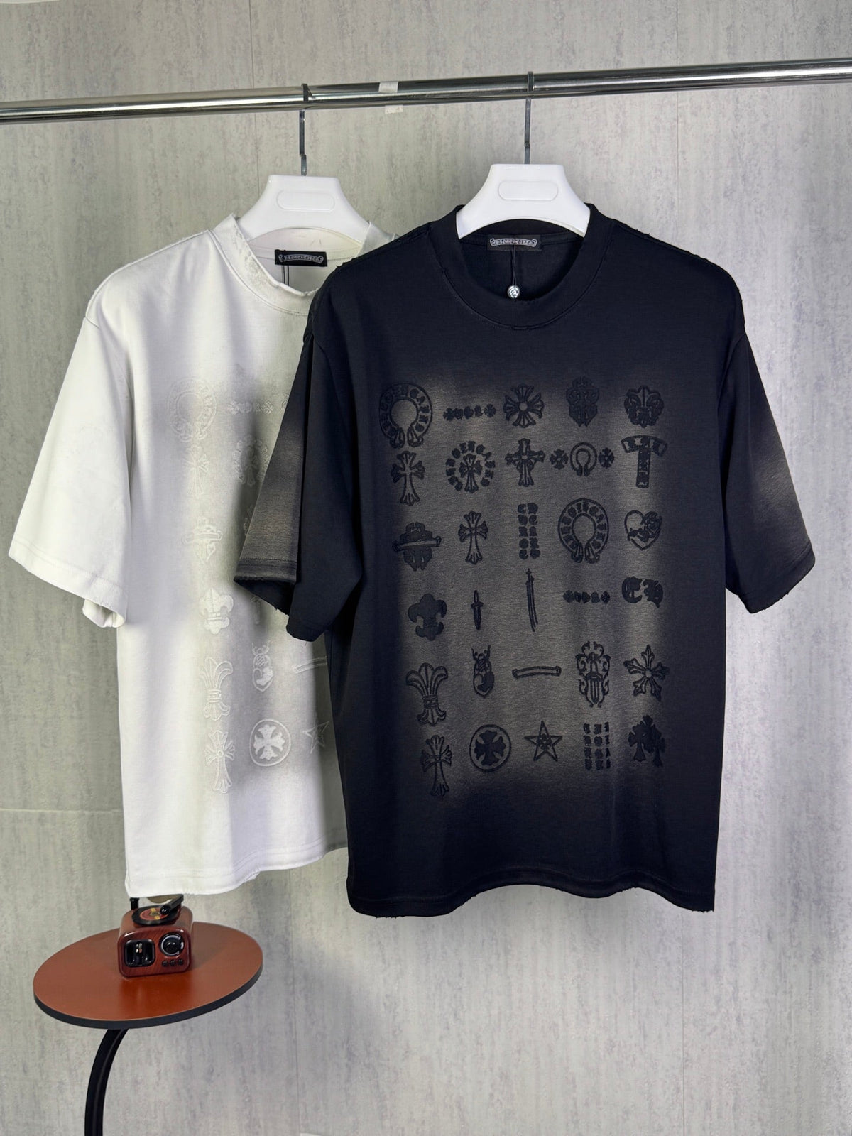 Burnt flower sticker embroidered round neck short sleeved T-shirt