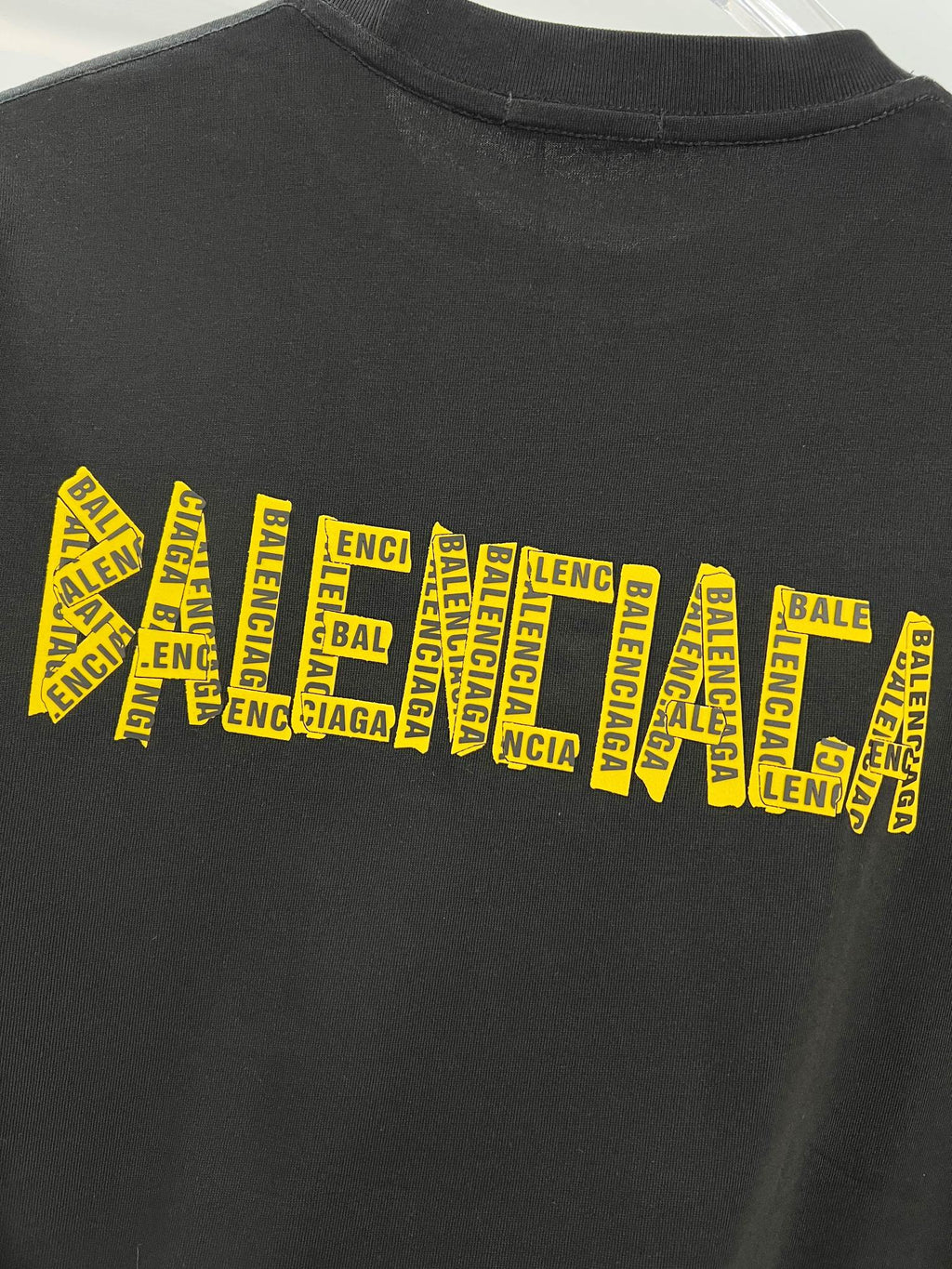 Chest patch splicing yellow adhesive tape offset letter round neck T-shirt
