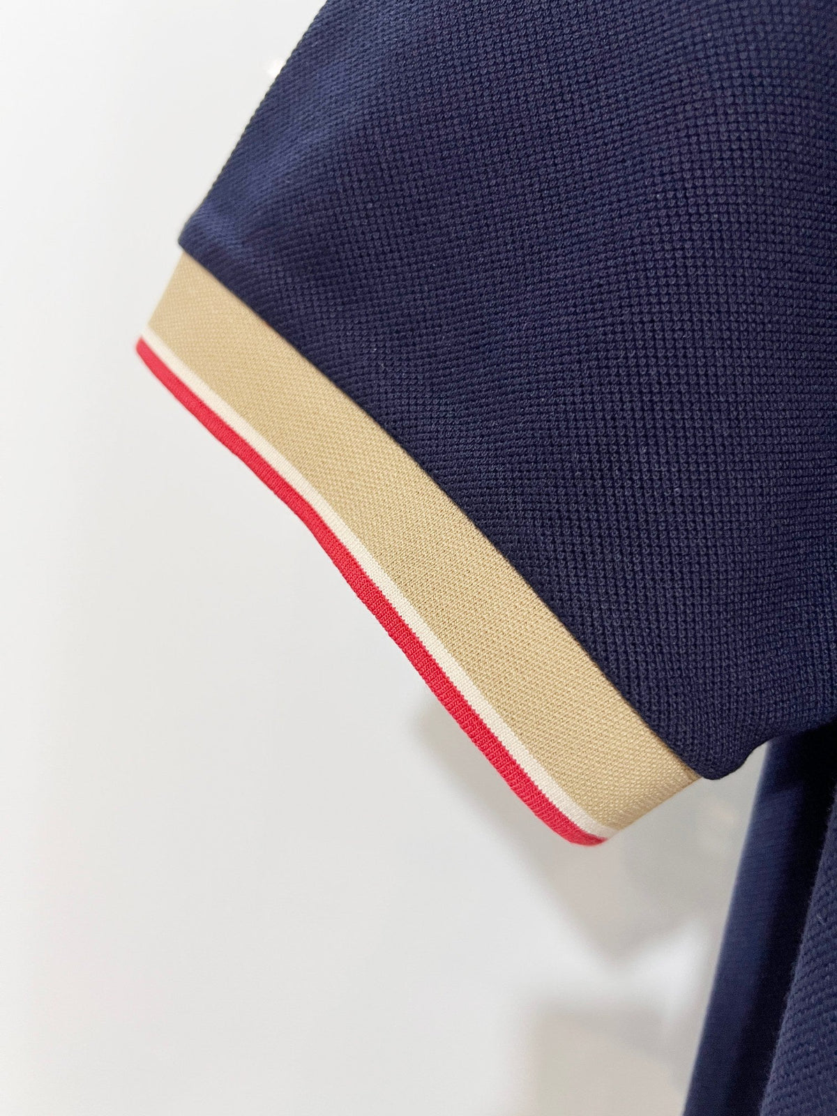 Color blocked flat machine collar with dark embroidery letters polo shirt