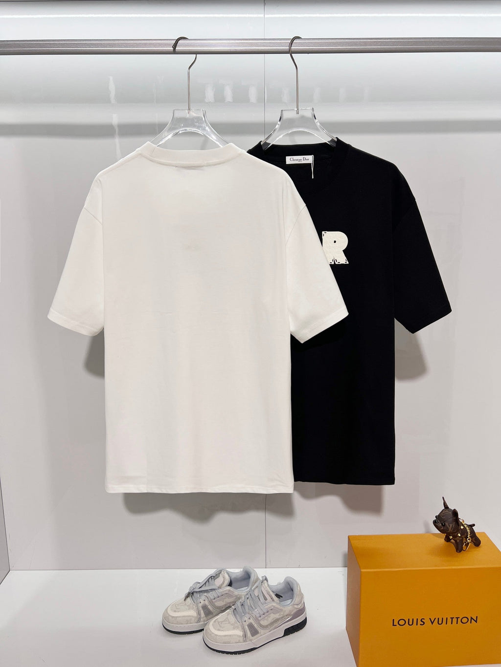 Solid color three-dimensional raised offset letter round neck T-shirt