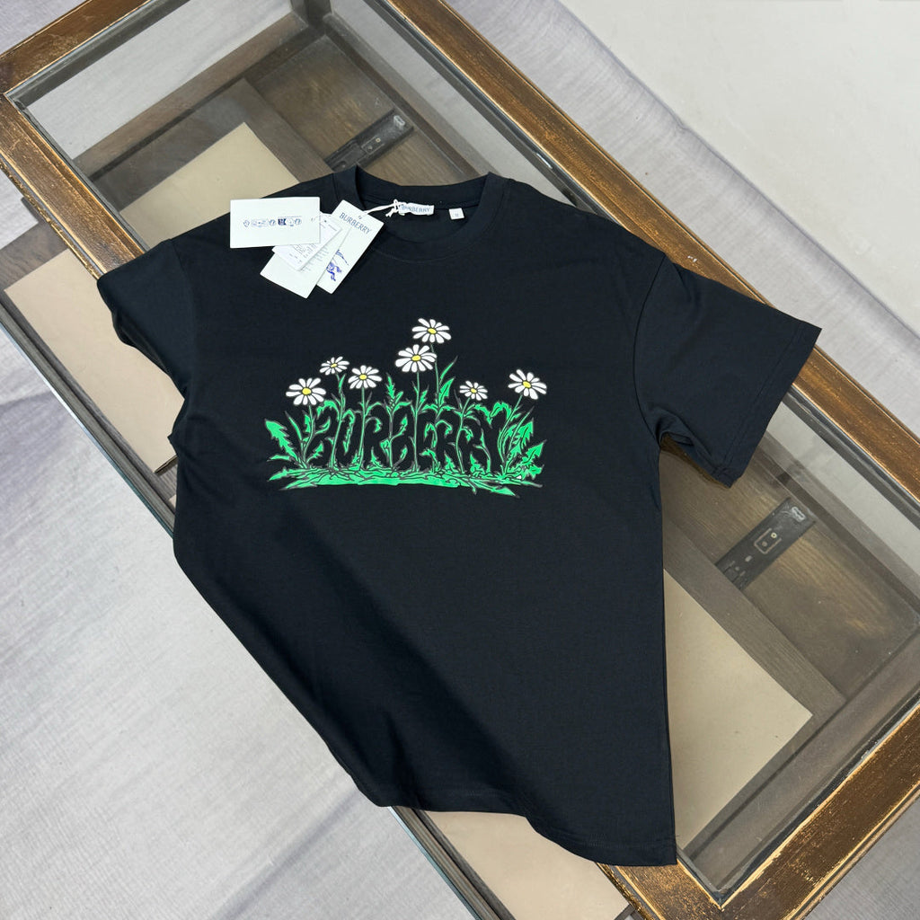 Latest short sleeved round neck T-shirt
