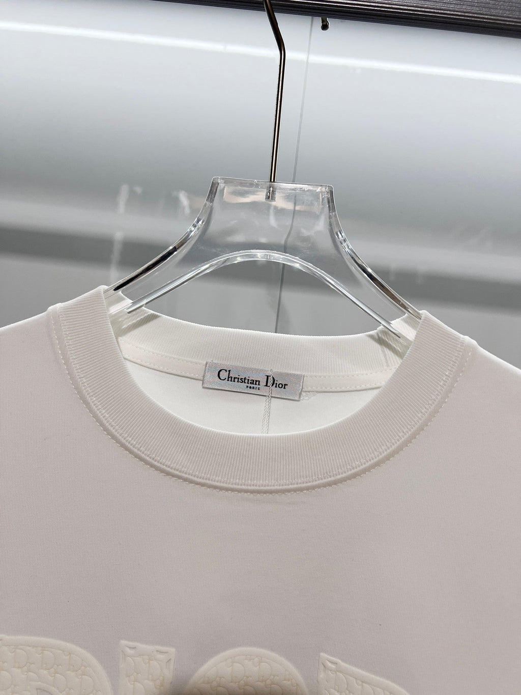 Solid color three-dimensional raised offset letter round neck T-shirt
