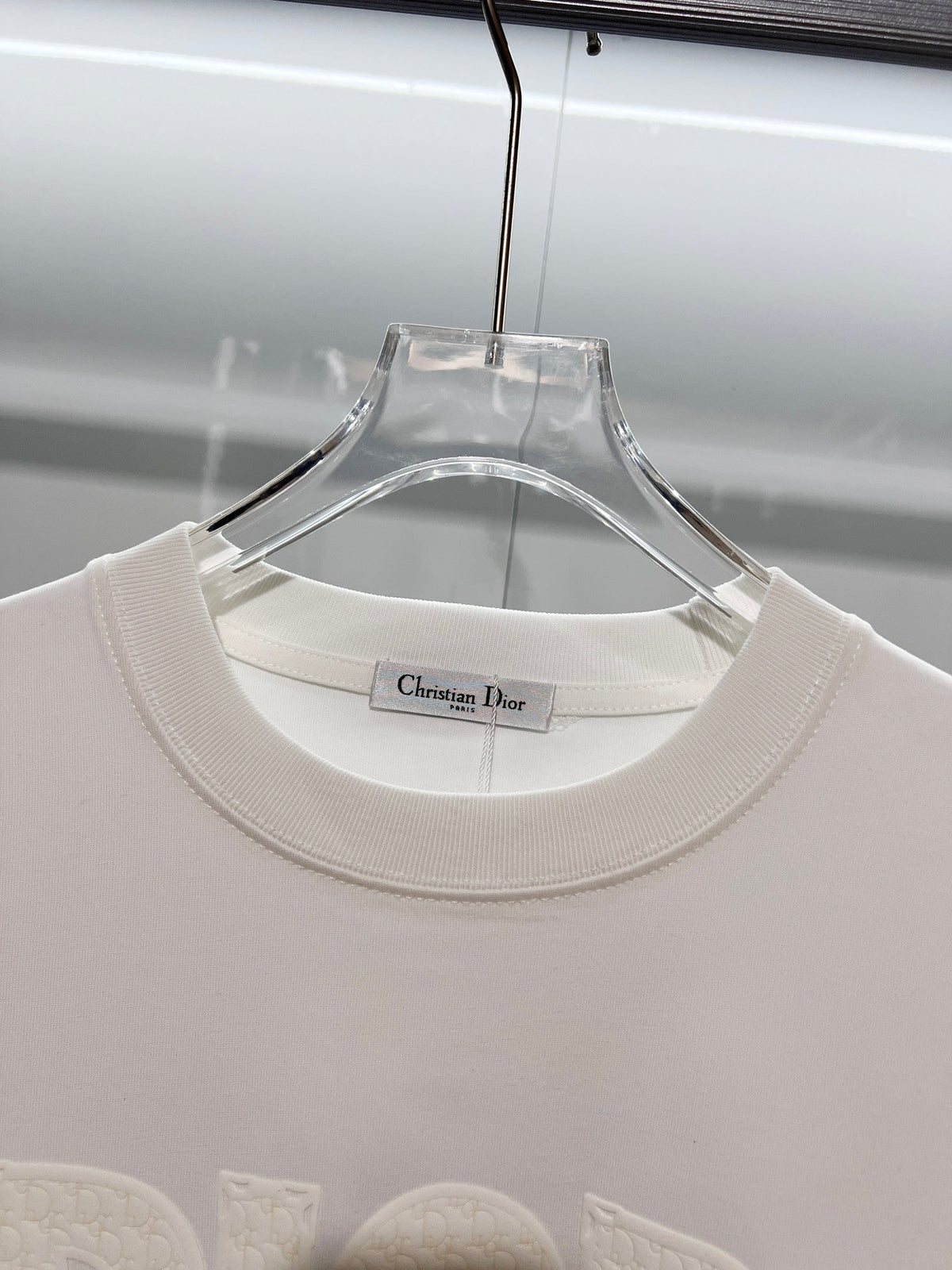 Solid color three-dimensional raised offset letter round neck T-shirt