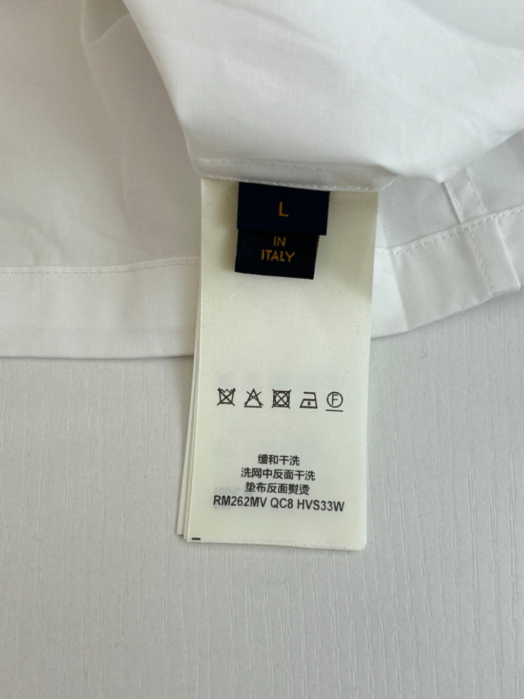 The embossed pocket lapel short sleeved shirt