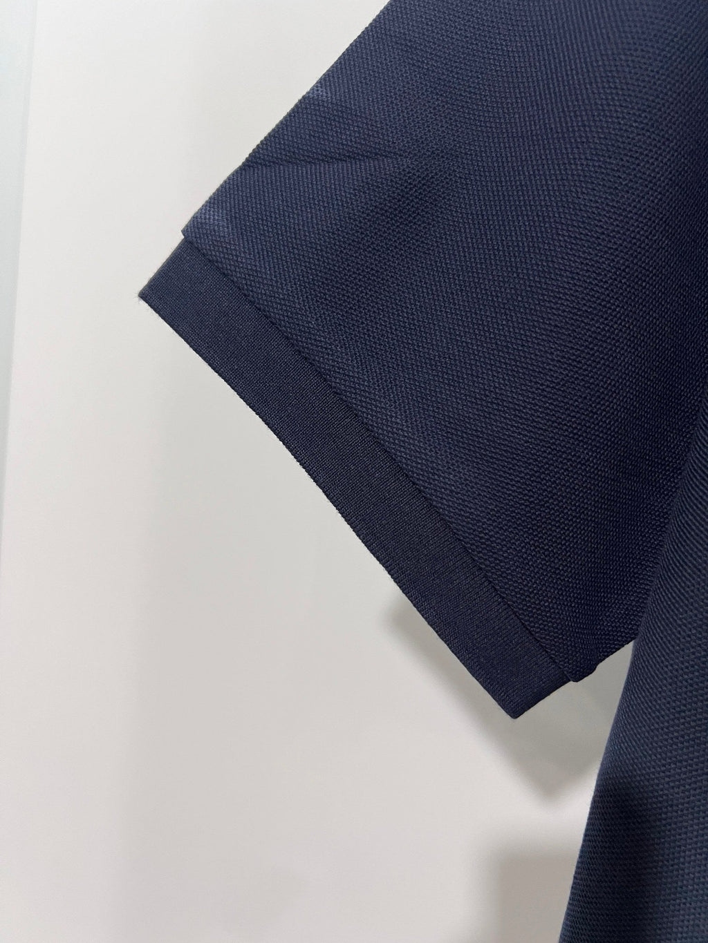 Minimally spliced contrasting plaid collar with letter polo shirt