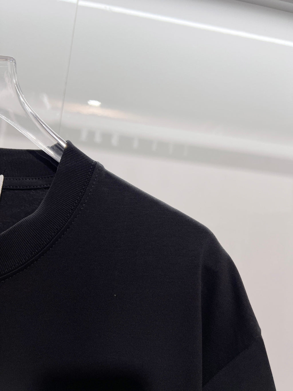 Solid color three-dimensional raised offset letter round neck T-shirt