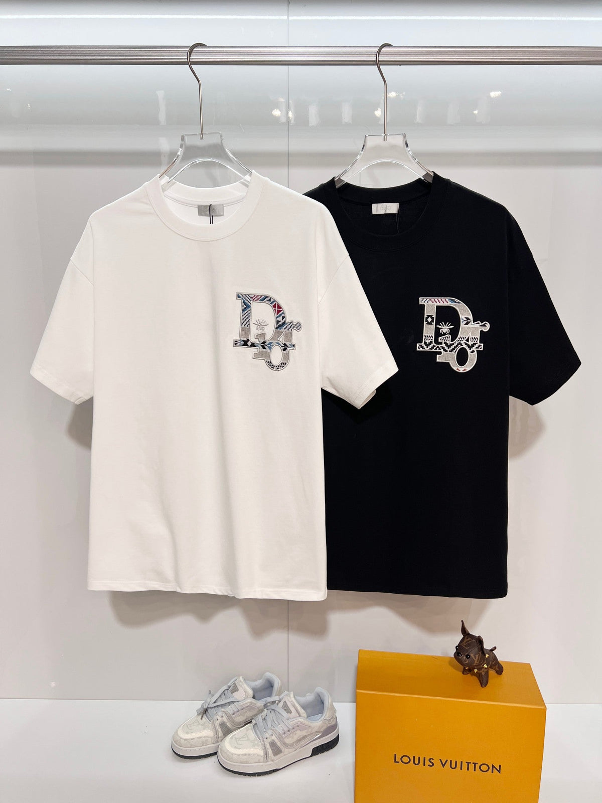 New Color blocked Ten Thousand Needle Embroidered Bee Letter Short Sleeve