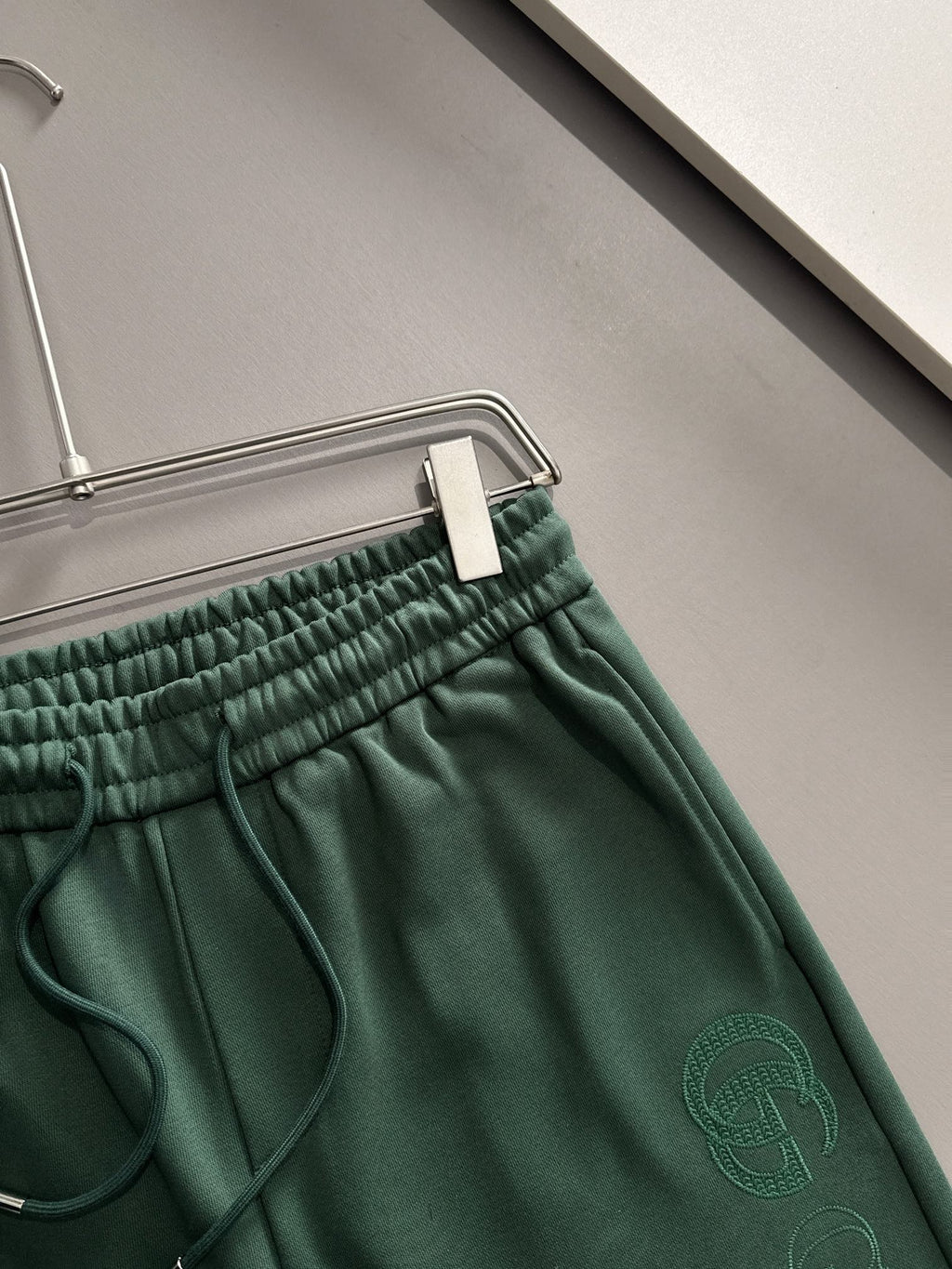 Front grain embroidered logo casual shorts