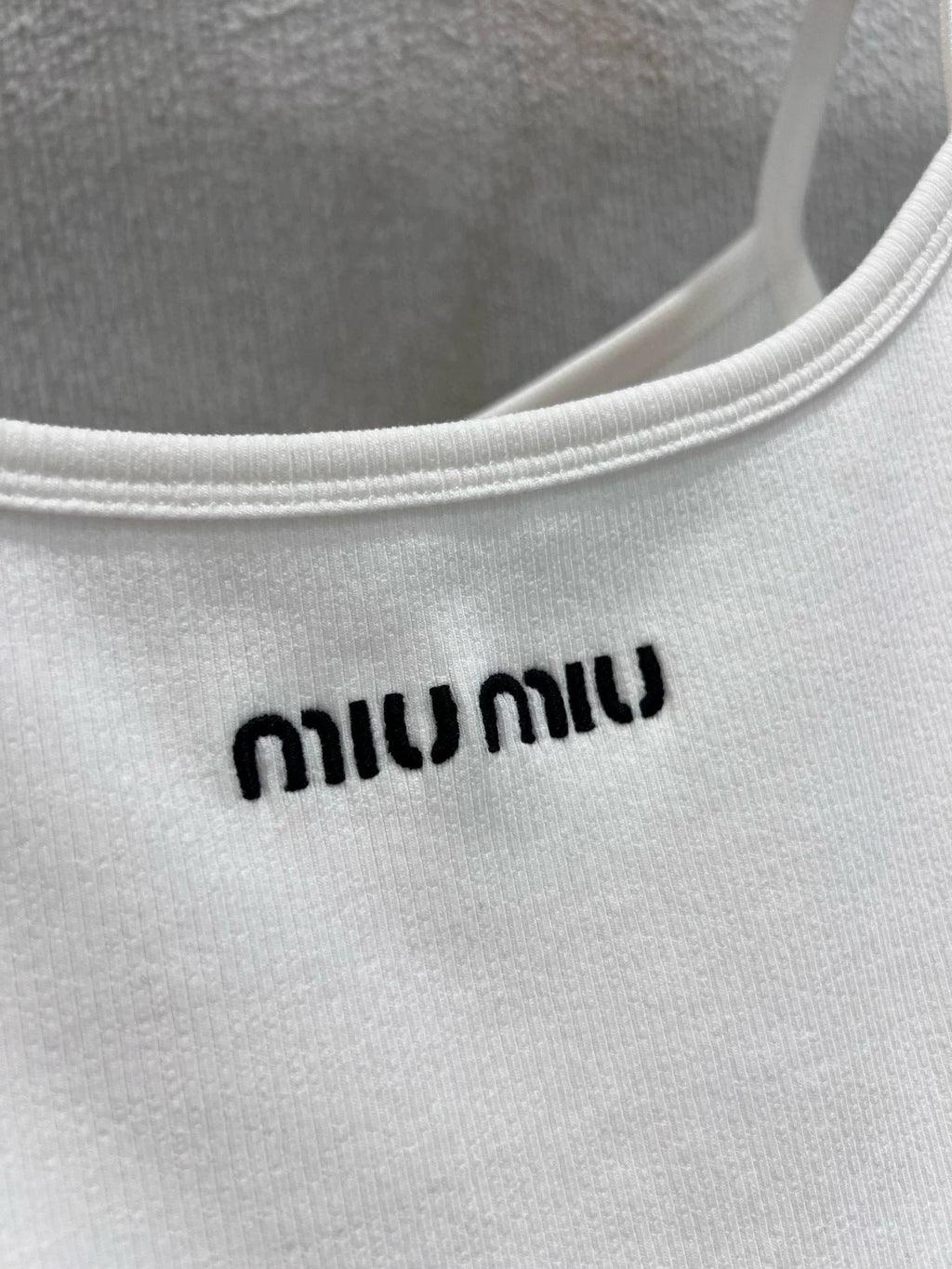 25 Lettering embroidered camisole